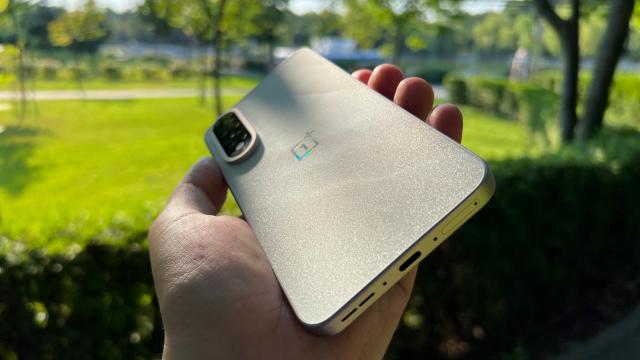 <b>OnePlus Nord 5 review detaliat în limba română (evaluare Mobilissimo)</b>OnePlus Nord 5 chiar strălucește, la fel ca în fotografia de mai sus, un nou smartphone mid-range care vine să redefinească segmentul mid-range, cu o propunere interesantă preț-specificații. Din prima se văd schimbări vizuale față