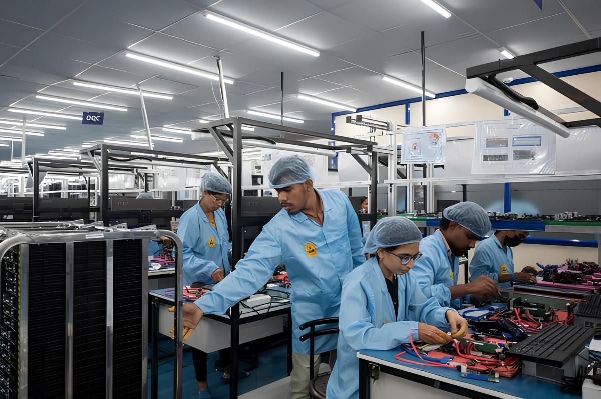 Foxconn retrage sute de ingineri chinezi din India, afectând planurile Apple de extindere a producției; Tensiunile logistice ar putea încetini producția iPhone 17