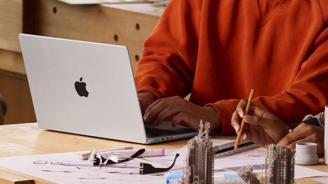 <b>Apple prezintă MacBook Pro (2025): Modelul de 14 inch primește cipul M5 ce promite un salt uriaș în performanța AI</b>Apple continuă lansările din această toamnă cu noul MacBook Pro (2025), disponibil în variantă de 14 inch. Acesta vine echipat cu cipul Apple M5, oferind un salt semnificativ în performanța pentru fluxurile de lucru bazate pe inteligență artificială