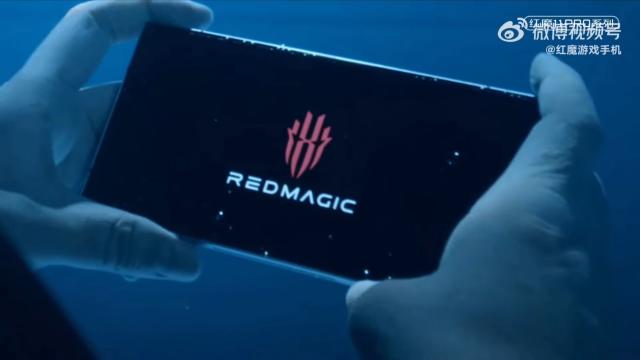 <b>Unboxing subacvatic pentru RedMagic 11 Pro! Smartphone-ul de gaming are confirmate noi dotări</b>RedMagic 11 Pro a apărut într-un unboxing cu totul atipic. Smartphone-ul de gaming este scos din cutie sub apă. Pare o referința asupra sistemului de răcire folosit pentru acest model, întrucât va include un sistem de răcire văzut în cazul PC-urilor