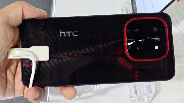 <b>Revine HTC pe piața telefoanelor mobile? Seria Wildfire și un model de gaming prezentate la GITEX 2025</b>După o pauză lungă și tăcută în zona smartphone-urilor, HTC a apărut din nou în lumina reflectoarelor la GITEX 2025, în Dubai. Pare a fi vorba despre o serie de telefoane de buget din gama Wildfire și un model accesibil pentru gameri. De-a lungul timpului