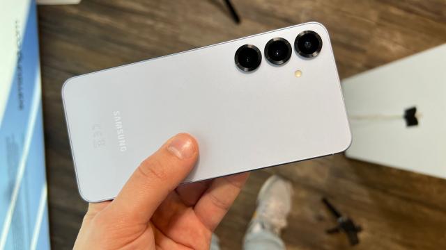 <b>Samsung se pierde în denumirile flagship-urilor din 2026; Galaxy S26 Pro dispare din ecuație</b>Am scris recent că Samsung renunţă la denumirea de Galaxy S26 Edge pentru produsul său din 2026. Gurile rele spun că renunţă de tot la terminal, văzut ca înlocuitor pentru S26+. Acum aflăm că dispare şi Galaxy S26 Pro, care era 