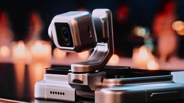 <b>Vom face hands on cu telefonul robot HONOR în martie 2026! Vine în Europa, la MWC!</b>Ceea ce am crezut că e doar un concept, se dovedeşte a fi un produs pe care vom putea pune mâna. Telefonul robot concept de la HONOR va fi adus în Europa, la MWC 2026, în martie 2026. Show-ul are loc în Barcelona între 