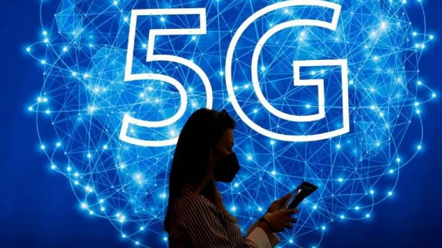 <b>Românii și teoriile conspirației: Peste jumătate cred că 5G, AI și pandemiile sunt instrumente de manipulare (Sondaj Inscop)</b>Sondajul INSCOP, obținut de Biziday, scoate în evidență o realitate greu de ignorat: mulți români se încred mai mult în conspirații decât în știință. Vorbim de cifre care nu pot fi tratate superficial, mai ales într-un context geopolitic și electoral