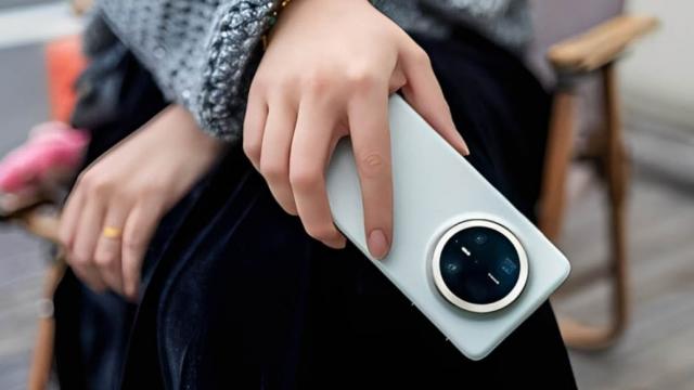 <b>E gata Huawei să facă pasul la 200 de megapixeli pe Mate 80? Merită?</b>După ce am aflat că Huawei Mate 80 are toate şansele pentru un debut prin noiembrie, azi aflăm că minim unul dintre modele va avea o cameră superioară faţă de tot ce am văzut până acum. Protuberanța camerei nu va fi degeaba, iar Huawei s-ar întoarce