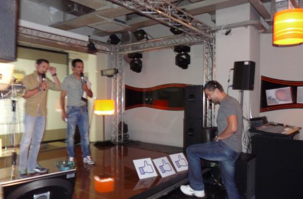 HTC ChaCha debutează oficial În România prin Orange, În cadrul unui eveniment prezentat de Răzvan și Dani: lansare_htc_chacha_orange_romania_32jpg.jpg