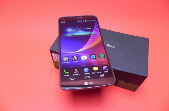 LG G Flex Unboxing: șerpuiește din cutie primul telefon ușor flexibil (Video): lg_g_flex_review_mobilissimo_ro_06jpg.jpg