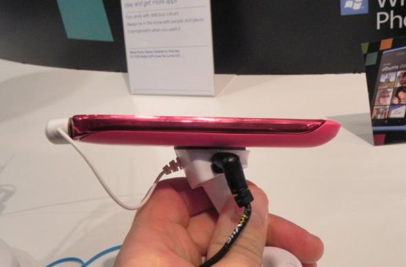 MWC 2012: Nokia Lumia 610 hands on preview - Nokia cu Windows Phone arată bine și În varianta low end (Video): dscn0448jpg.jpg