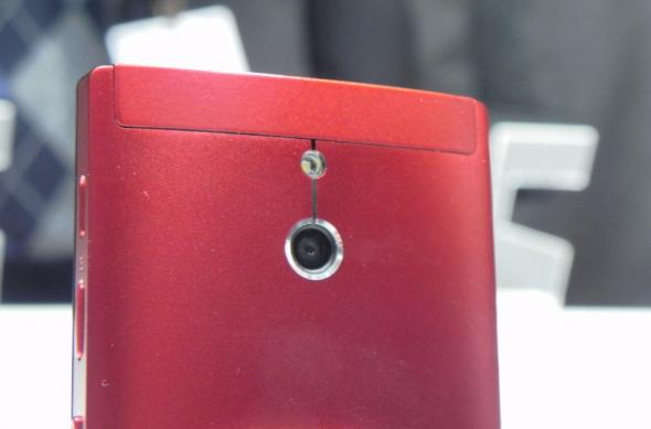 MWC 2012: Sony Xperia P preview - telefon cu bară transparentă și design ușor curbat (Video): dscn0764jpg.jpg