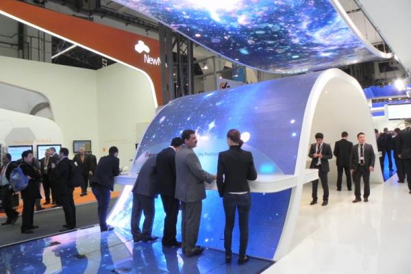 MWC 2012: Standul Huawei vi se dezvăluie - SF, tehnologie de vârf și cele mai noi telefoane (video)