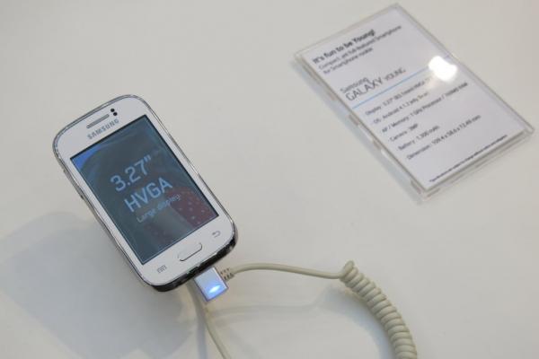 MWC 2013: Samsung Galaxy Young Într-o experiență hands on cu un terminal de buget (video)