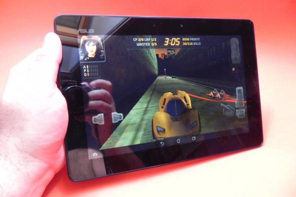 Review ASUS MeMo Pad FHD 10: o tabletă midrange cu difuzoare excelente, procesor Intel performant și design plăcut (Video)