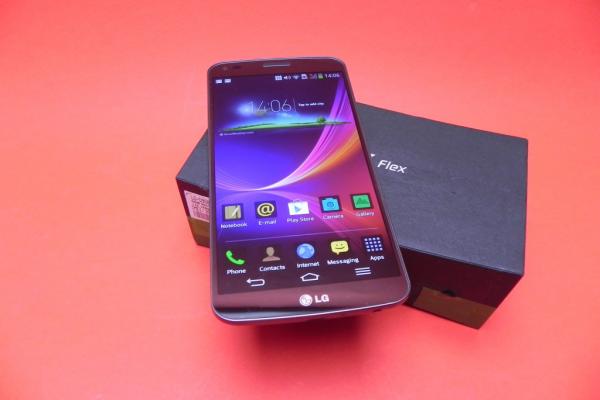 LG G Flex Unboxing: șerpuiește din cutie primul telefon ușor flexibil (Video)