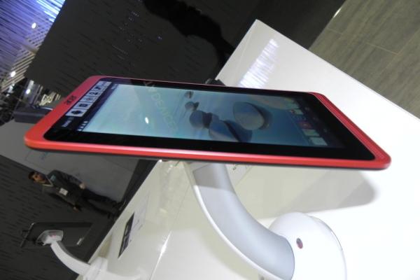 Acer Iconia B1-720 hands on preview: tableta dual core accesibilă și compactă (Retro MWC 2014 - Video)