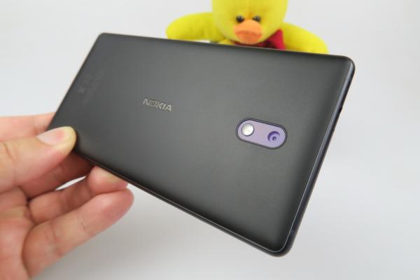 Nokia 3: Design solid, serios, textură... inedită