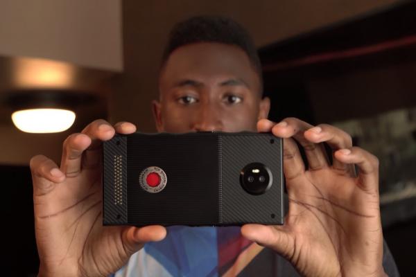 Iată telefonul RED Hydrogen One cu care se vor filma pelicule Hollywood; Se află în mâna lui Marques Brownlee deocamdată (Video)