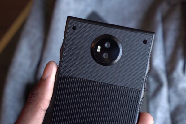 Fotohrafii hands-on RED Hydrogen One