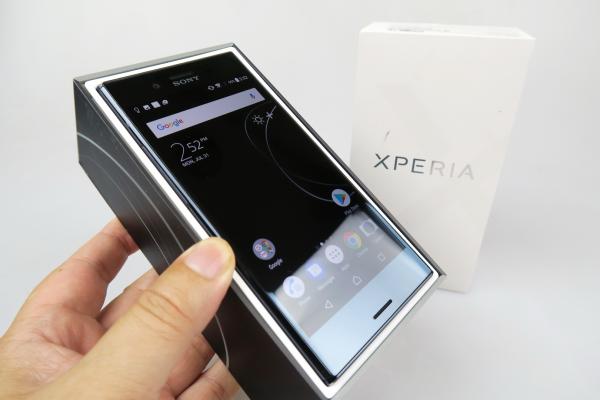 Sony Xperia XZ Premium Unboxing: telefonul "PS4 Pro" e aici, cu tot cu HDR şi 4K