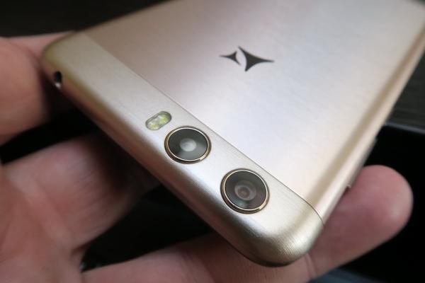 Allview X4 Soul Lite: Design crem-auriu convingător, chiar şi pentru cei care strâmbă din nas la telefoane aurii