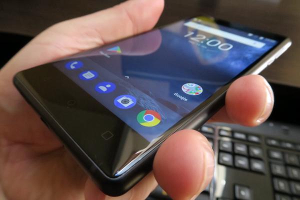 Nokia 3: OS, UI, aplicaţii stock, curate, albastre