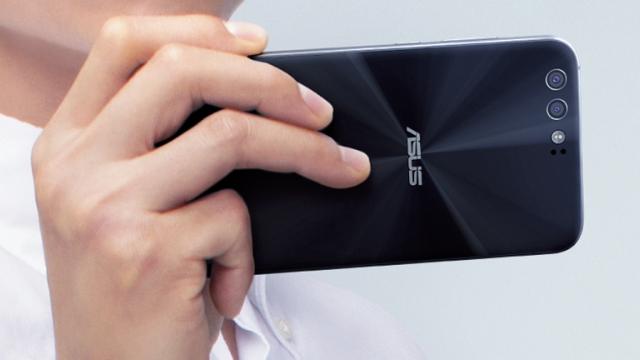 <b>ASUS postează un nou teaser pentru smartphone-ul ZenFone 4; îi vedem îndeaproape camera duală din spate!</b>În această lună va sosi pe piață și smartphone-ul Asus ZenFone 4, un telefon cu dotări interesante ce astăzi apare într-un nou material teaser. Vedem camera duală din spate și totodată panoul ce adoptă o textură interesantă menită să reflecte 