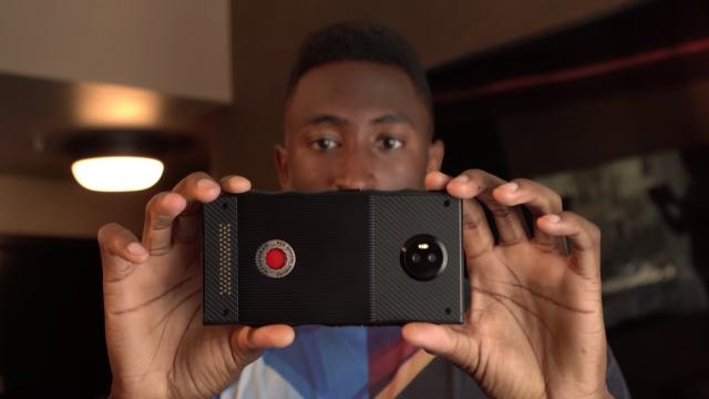 <b>Iată telefonul RED Hydrogen One cu care se vor filma pelicule Hollywood; Se află în mâna lui Marques Brownlee deocamdată (Video)</b>Am privit cu fascinaţie cum brandul RED, asociat camerelor de la Hollywood a intrat în zona smartphone, prin modelul Hydrogen One. Scriam despre RED Hydrogen One luna trecută şi aflam că va fi un veritabil Transformer cu ataşamente şi obiective speciale.