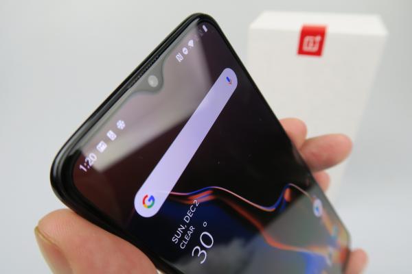 OnePlus 6T Unboxing: telefonul comunităţii este aici, cu cel mai imersiv ecran văzut de mine în ultima vreme (Video)
