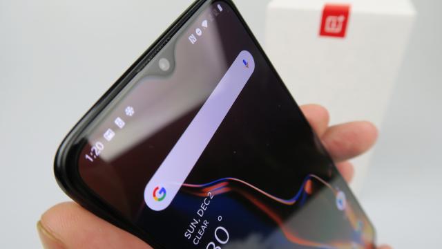 <b>OnePlus 6T Unboxing: telefonul comunităţii este aici, cu cel mai imersiv ecran văzut de mine în ultima vreme (Video)</b>Mărturisesc că nu am fost super entuziasmat de lansarea lui OnePlus 6T: a fost mutată de câteva ori, camera e în mare la fel ca la OnePlus 6, nu a fost nici o inovaţie groundbreaking. Dar după ce am văzut telefonul în realitate, mi-am schimbat părerea.