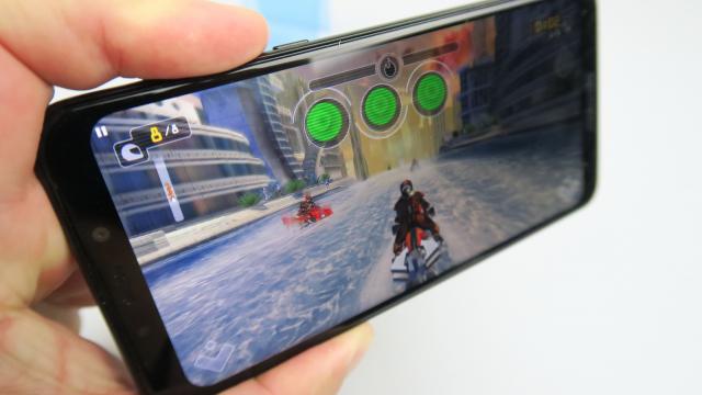 <b>Motorola One: Baterie bună la playback video, nu e rea nici la utilizare continuă</b>3000 mAh a devenit o capacitate clasică de baterie, văzută pe telefoane de toate mărimile, formele şi formaturile... mai puţin Apple. Apple joacă după propriile reguli, are miliamperi campioni sau ceva de gen. Motorola operează la nivel de 3000 mAh cu..