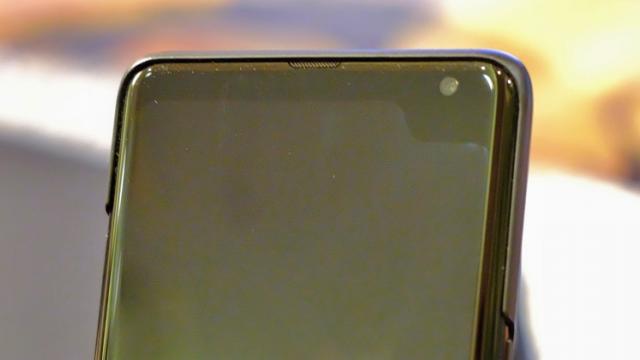 <b>Hashtag ipocrizie: Samsung prezintă un prototip de telefon "tuns cu ciobul" în colţ</b>După ce i-a atacat pe cei de la Apple, ba chiar și pe cei de la Google pentru decupajele din zona superioară a ecranelor de pe telefoanele aduse pe piață iată că Samsung prezintă astăzi un prototip de smartphone cu ditamai decupajul în colț