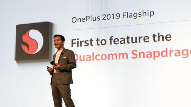 <b>OnePlus ar urma să fie prima companie ce lansează pe piață un smartphone cu procesor Snapdragon 855 și 5G; Iată când sosește</b>În cadrul evenimentului organizat de către Qualcomm pe data de 4 decembrie, am avut parte și de un anunț special din partea lui Pete Lau, CEO-ul OnePlus. Acesta a urcat pe scena de la fața locului pentru a dezvălui o informație deosebită