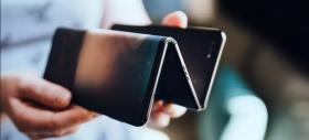 Samsung brevetează un smartphone dublu pliabil cu slot pentru S-Pen; Iată schițele!