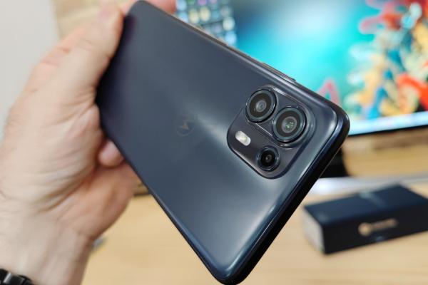 Motorola Edge 20 Lite: Design pe bază de plastic, rotunjimi, modul de cameră familiar