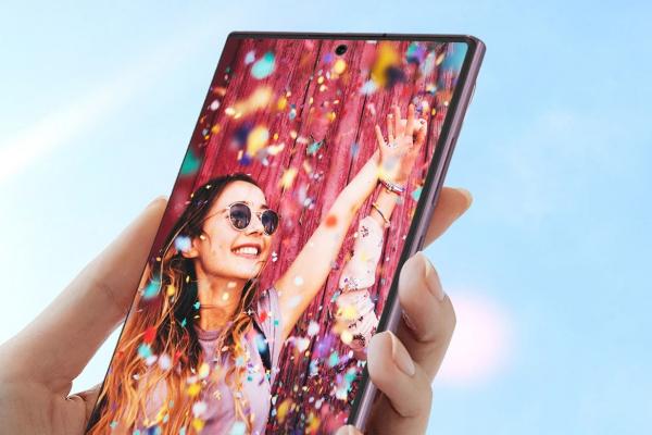 Avem probabil cel mai complet leak cu seria Galaxy S22 de la Samsung, unul care conține informații oficiale și decupaje cu specificații din prezentarea produsului