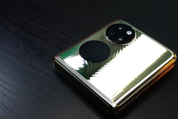 Huawei P50 Pocket: Design pliabil de tabacheră a iubitei lui James Bond