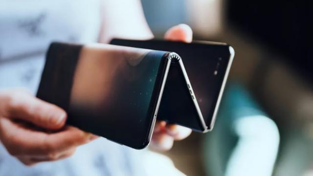 <b>Samsung brevetează un smartphone dublu pliabil cu slot pentru S-Pen; Iată schițele!</b>Odată cu lansarea seriilor Fold și Flip, putem spune că Samsung a acționat la timp, aducând telefoanele pliabile pe piață înaintea competiției. Cu toate că au debutat o mulțime modele de acest fel în 2022, compania sud-coreeană încă deține supremația