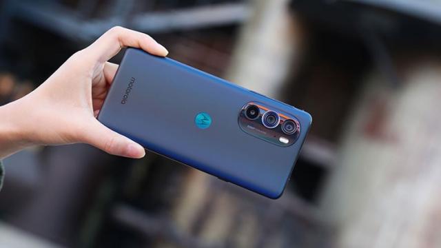 <b>Motorola Edge 30 Pro ar sosi în această lună la nivel internațional! Va fi comercializat pe mai multe nuanțe de culoare față de Edge X30</b>La sfârșitul anului 2021, Motorola lansa primul flagship cu procesor Snapdragon 8 Gen 1 în China. Este vorba despre modelul Moto Edge X30 care va sosi în Europa sub numele de Motorola Edge 30 Pro. Vor exista însă câteva diferențe între varianta