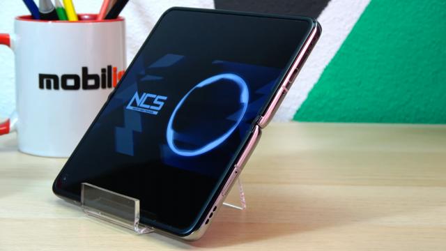 <b>OPPO Find N: Acustică semi-stereo, gălăgioasă la gaming</b>Acum ne oprim asupra difuzoarelor stereo, care completează cu succes experiența multimedia. Acustica este plăcută şi stereo, doar ca ambele difuzoare sunt jos. E logic acest lucru, dacă ne raportăm la formatul telefonului, dar problema e că speakerele..