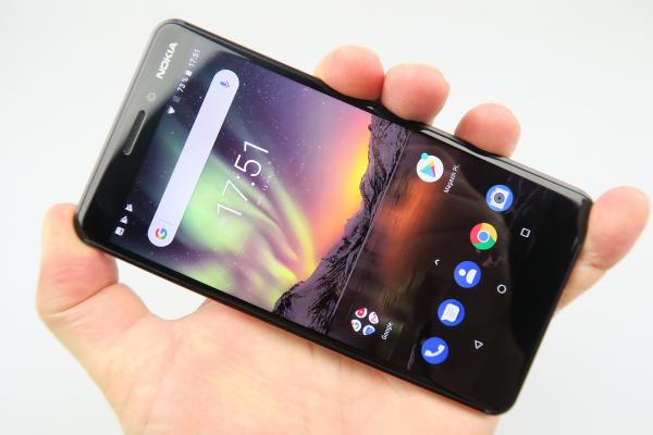 Nokia 6.1: Display-ul arată bine, chiar dacă nu sparge bariera de 400 LUX