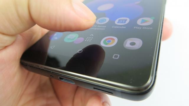 <b>HTC ar avea probleme cu livrările lui HTC U12+; Taiwanezii detaliază situația</b>Descoperim astăzi faptul că taiwanezii de la HTC întâmpină ceva probleme cu livrările lui HTC U12+, flagship-ul companiei pe acest an care nu aderă la trenduri precum breton sau camere triple în spate. Preferă o abordare clasică cu ecran 