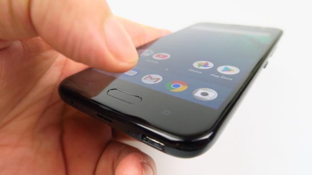 <b>HTC U11 Life: Multimedia cu difuzor singular, dar destul de „gălăgios”</b>HTC U11 nu a stat deloc rău la acustica şi cumva asta s-a transplantat şi la HTC U11 Life. La urma urmei are acelaşi sistem Usonic şi căşti Usonic la un preţ mult mai mic. Avem şi anulare activă a zgomotului de fond, acustica Hi Res 24 bit şi Play Music..