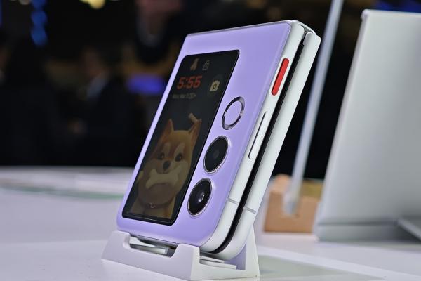 ZTE Nubia Flip 2 e cel mai accesibil pliabil cu clapetă din Europa, prezentat în cadrul MWC 2025 (Video)