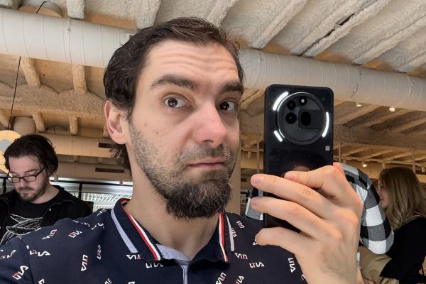 MWC 2025: Video hands-on Nothing Phone (3a) Pro din Barcelona; Noul model midrange aduce buton AI, cameră periscop, luminițe