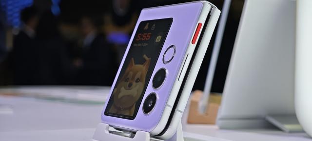 ZTE Nubia Flip 2 e cel mai accesibil pliabil cu clapetă din Europa, prezentat în cadrul MWC 2025 (Video)