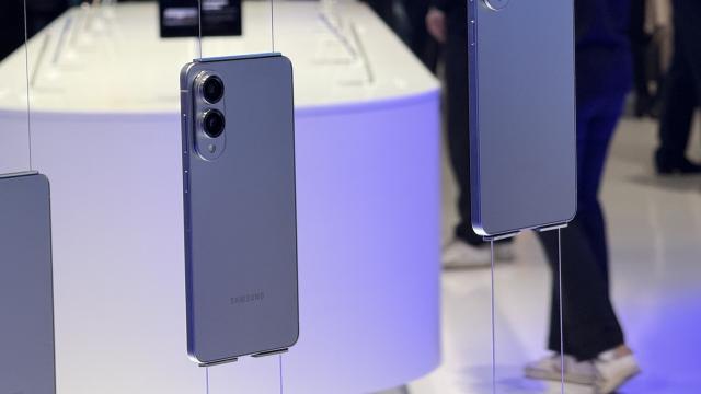 <b>MWC 2025: Samsung Galaxy S25 Edge Hands On... sau pe aproape - impresii despre premiantul Samsung la subţirime (Video)</b>Oricât de frustrant ar fi, trebuie să acceptăm ca la unele evenimente ca IFA sau MWC, anumite produse încă nelansate sunt încuiate în cutii de sticlă sau atârnate de fire şi că nu le putem atinge. S-a întâmplat cu Galaxy Ring la MWC 2024, cu triplu
