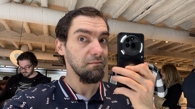 <b>MWC 2025: Video hands-on Nothing Phone (3a) Pro din Barcelona; Noul model midrange aduce buton AI, cameră periscop, luminițe</b>Nothing a organziat un eveniment special în cadrul târgului MWC 2025 din Barcelona. În cadrul său a sosit noua serie de telefoane Nothing Phone (3a). Varianta de bază din serie e deja disponibilă la precomandă în România. Vedeta seriei e însă Phone (3a)