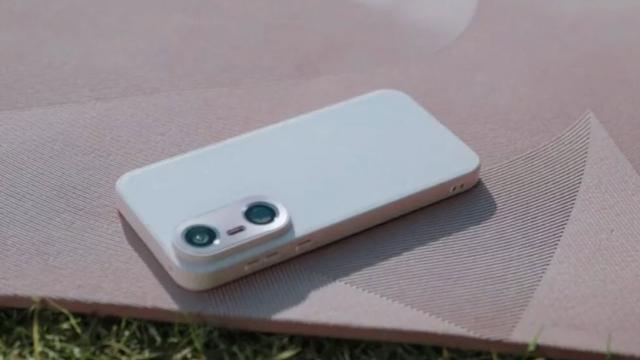 <b>OnePlus 13 Mini/13T va fi cu adevărat compact, dar cu baterie mare</b>OnePlus se alătură trendului telefoanelor compacte, lucrând la un flagship ceva mai mignon. Va concura cu iPhone 16 şi Galaxy S25, dar şi un potenţial OPPO Find X8 Mini şi HONOR Magic 7 Mini. O scăpare a dezvăluit astăzi detalii despre 
