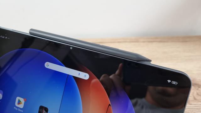 <b>Xiaomi Pad 6S Pro 12.4: Conectivitate Wi-Fi la zi, păcat că nu are şi 4G/5G</b>Xiaomi Pad 6S Pro 12.4 se bucură de conectivitate avansată, suportă Wi-Fi 6E, ba chiar e pregătit şi de viitor, cu Wi-Fi 7. Are Bluetooth 5.3, pentru a se conecta la tastatură şi stylus, dar şi căşti, plus NFC, pentru un sistem special de transfer