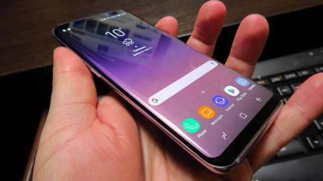 <b>Samsung Galaxy S8: Design superb, îngust în lăţime şi un festin vizual</b>E foarte greu să perfecţionezi perfecţiunea, dar Samsung a dovedit deja că poate face asta anul trecut, când a lansat Galaxy S7, un rafinament al arătosului Galaxy S6. Iar S7 Edge reuşea să arate chiar şi mai bine. Ce era de făcut în cazul lui Galaxy S8? 