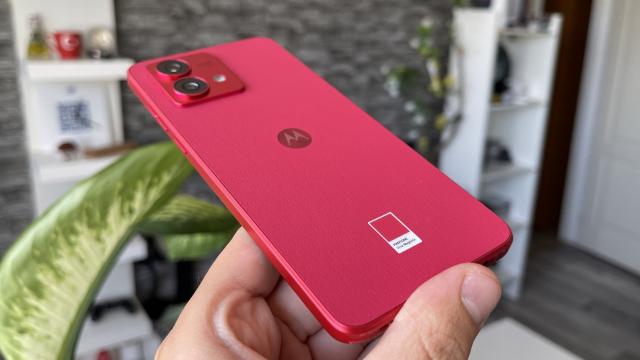 <b>Motorola Moto G84 5G: Hardware puţintel upgradat de la Moto G82</b>Motorola Moto G84 5G ne-a sosit în România în cea mai bună versiune a sa, cu mult RAM şi stocare. E succesor pentru Moto G82, pentru că un G83 nu a existat. Are acelaşi procesor că predecesorul, scade numărul de camere din spate şi aduce extra RAM